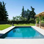 Contemporary With Pool In Hébergement de vacances Sommières
