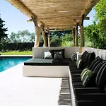 Hébergement de vacances Contemporary With Pool In