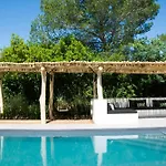 Contemporary With Pool In Hébergement de vacances *