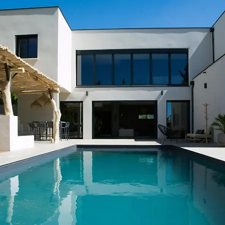 بيت للعطل Contemporary With Pool In *