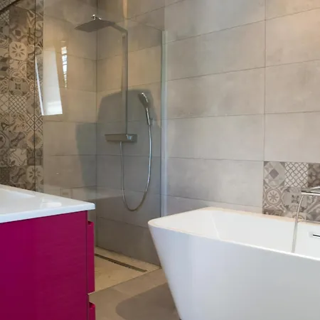 Contemporary With Pool In Feriehus *
