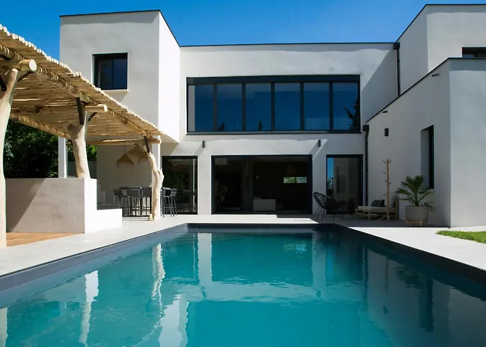 بيت للعطل Contemporary With Pool In *