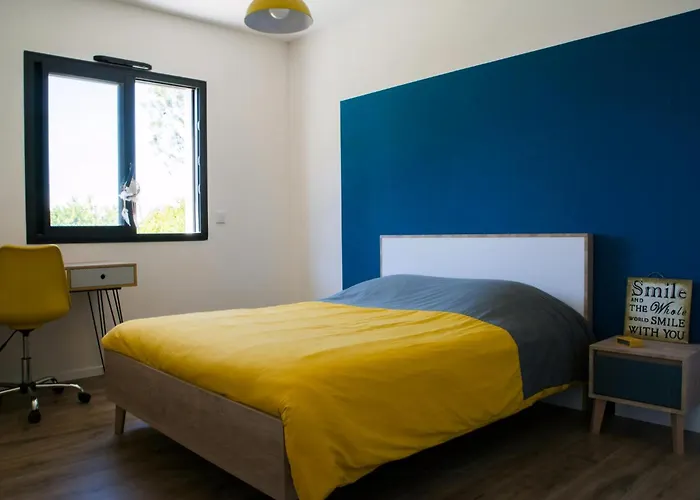 Contemporary With Pool In بيت للعطل *