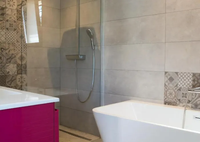 Contemporary With Pool In بيت للعطل *