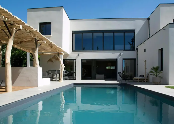 Contemporary With Pool In * Sommières