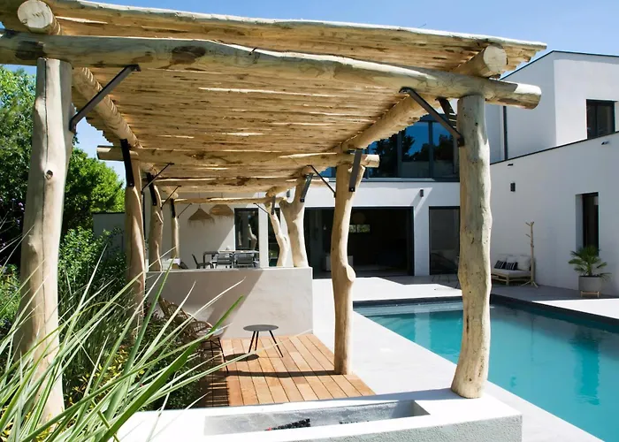Contemporary With Pool In * Sommières