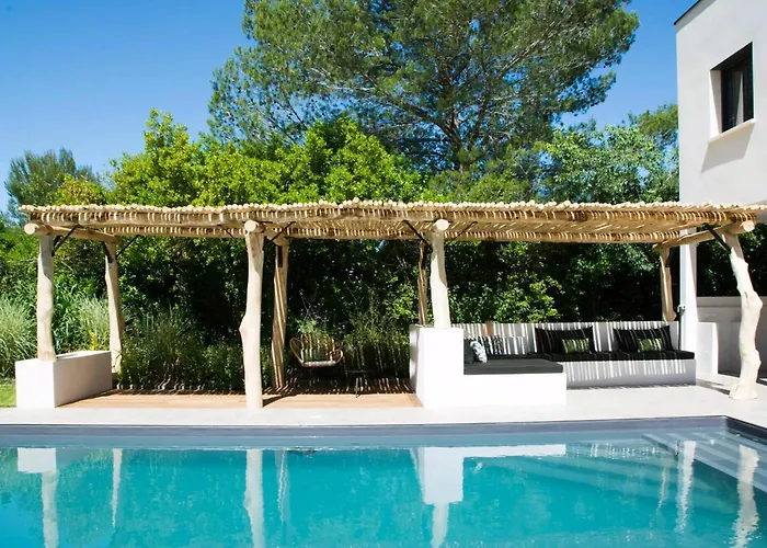 Contemporary With Pool In بيت للعطل *