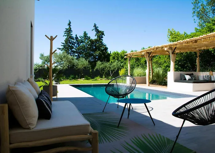 Contemporary With Pool In بيت للعطل *