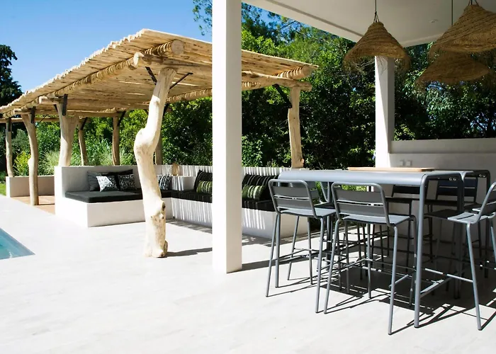 بيت للعطل Contemporary With Pool In
